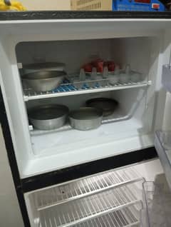 dawlance medium fridge. 10/10 never repair. original gas compresor