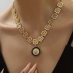Retro palace Style necklace in Gold