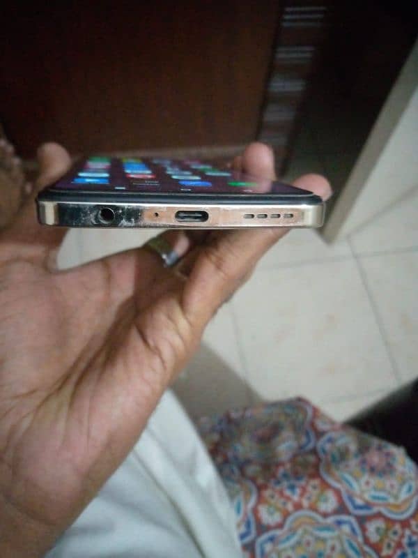 I m selling Infinix hot 40 3