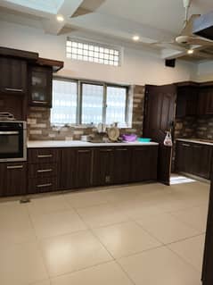 Unfurnished 3 Bed Apartment F-11 Markaz