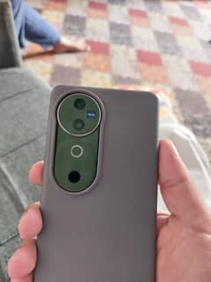 Selling Vivo V40 complete box in excellent condition
