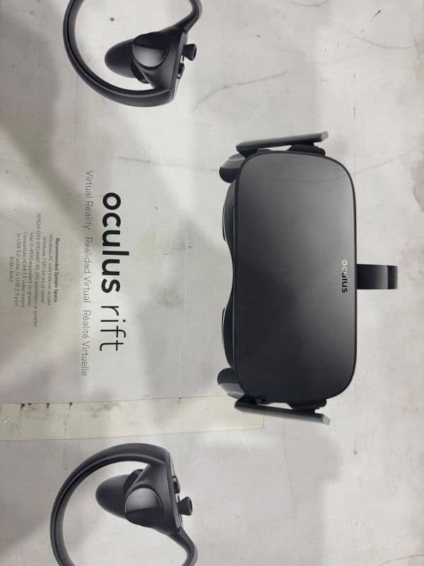 Oculus Rift with 2 Touch Controllers 1