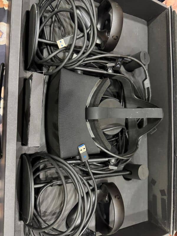 Oculus Rift with 2 Touch Controllers 2