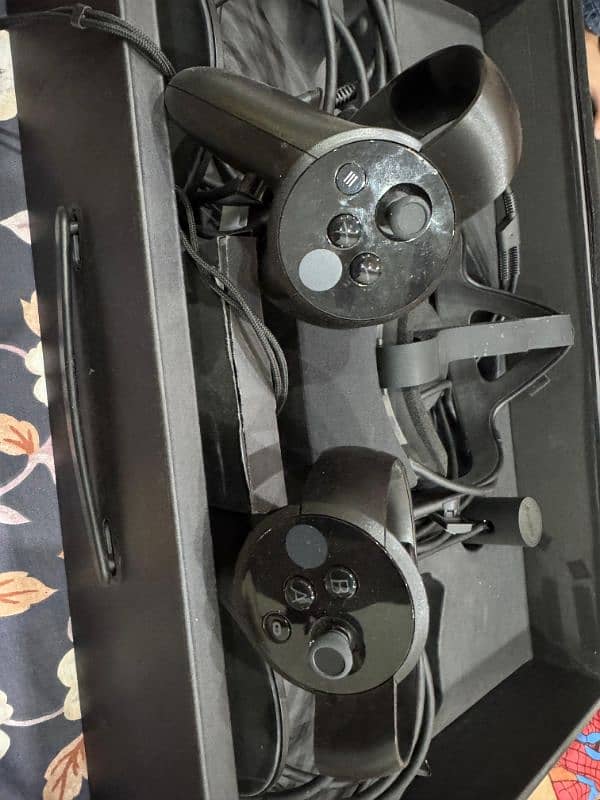 Oculus Rift with 2 Touch Controllers 3
