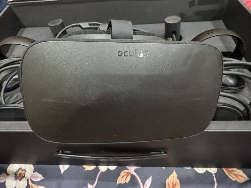 Oculus Rift with 2 Touch Controllers 4