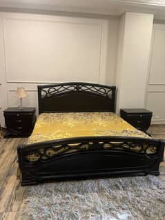 Solid Wooden Bed | Antique Style | with Sidetables and dressings