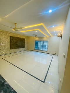 1 KANAL DOUBLE UNIT IN RABI CENTER PHASE 7 AVAILABLE FOR RENT