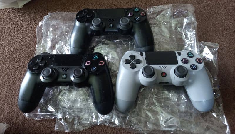 ps4 Orignal Gen 1 and 2 controller available 3