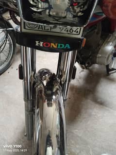 bike bilkul lush hai AK bndy k pass Chali hai