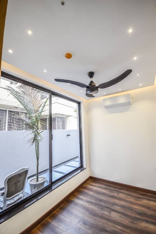 1 KANAL UPPER PORTION EXCELLETN LOCATION OF DHA PHASE 5 BLOCK L 4