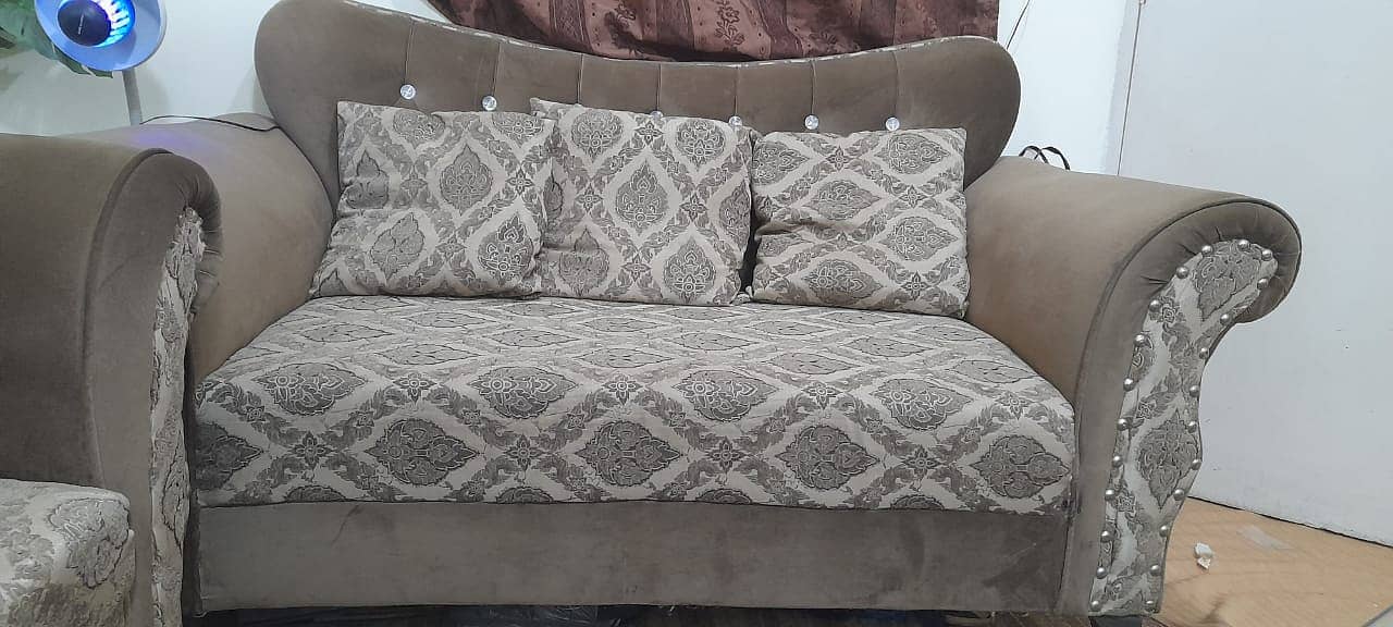 seven seater sofa set in new condition 1
