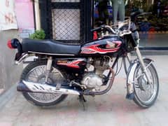 Honda CG 125 17 Model Hai Red Colour Hai Uper sticker Laga Hai All Ok