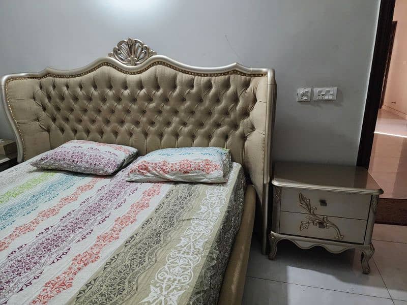 bed set with side tables and dressing table 0