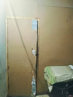plai k pice ha. or gola ha jiski ek room Mai divar banai ha