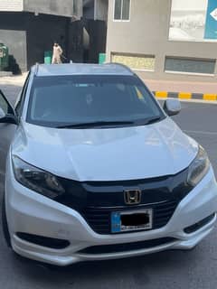 Beautiful Pearl White Vezel 14 model 19 import