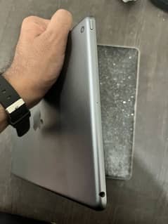 ipad 8 generation Cover + charger free
