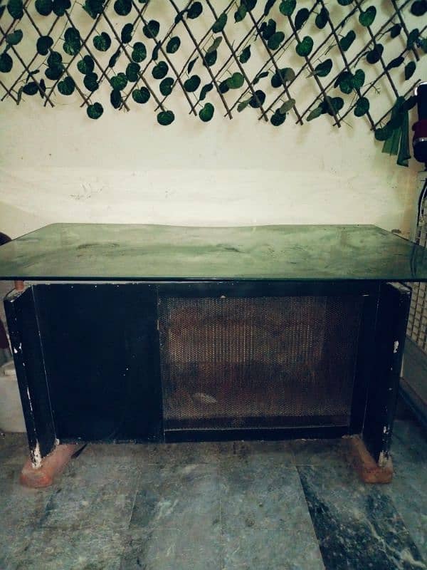 Office table in good condition 0