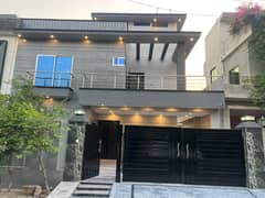 With Sui Gas Meter 10 Marla Slightly Used Facing PARK House For Sale In G Block Central Park Lahore