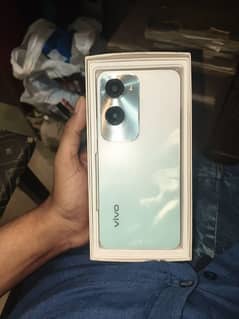 vivo y18 4/128 with box and charger