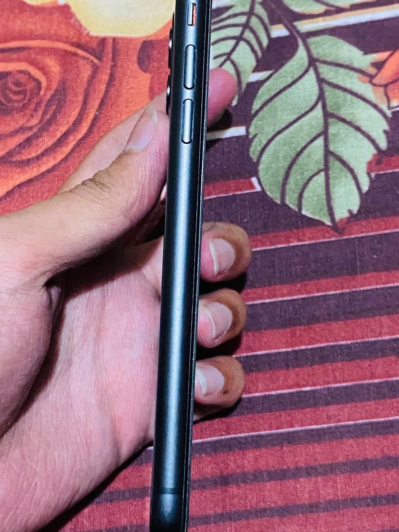 iPhone 11 10/10 condition Non PTA fu 3