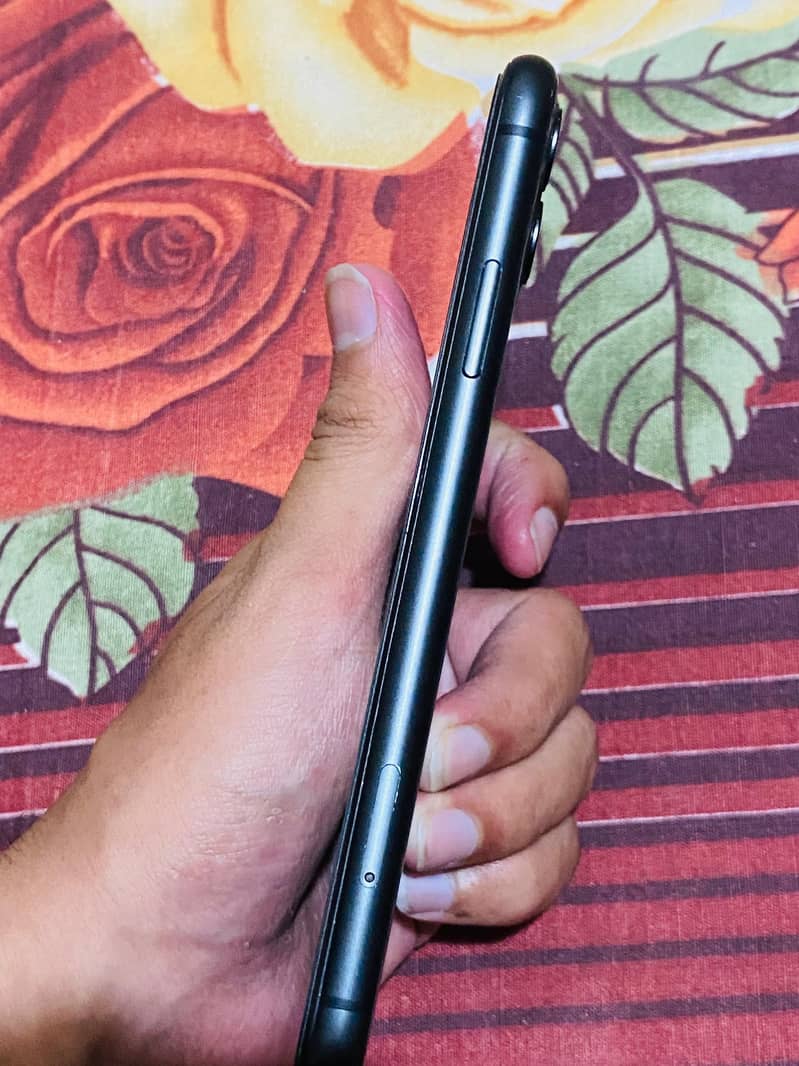 iPhone 11 10/10 condition Non PTA fu 5