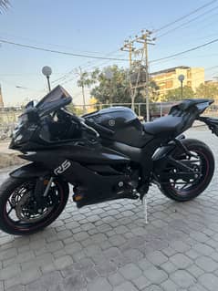 Yamaha R6 400cc Replica 2025 model dual cylinder EFI + ABS variant.