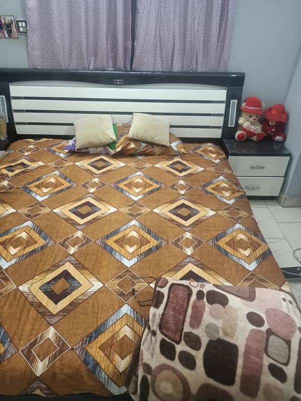 Room Set nee condition every side and corner is fine 1