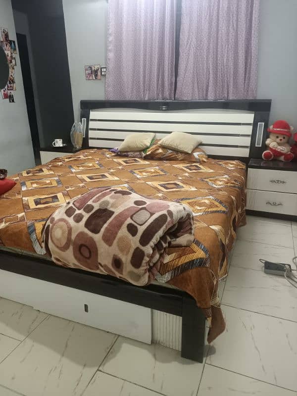Room Set nee condition every side and corner is fine 2