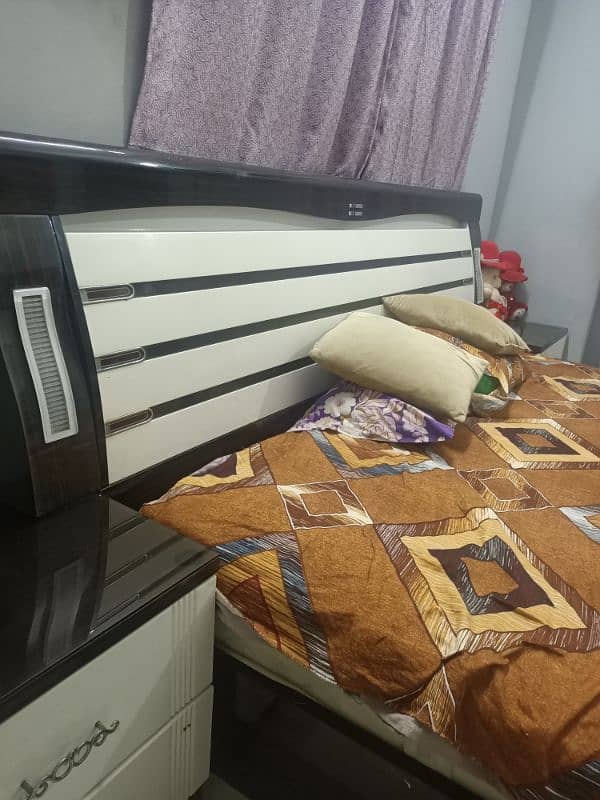Room Set nee condition every side and corner is fine 4