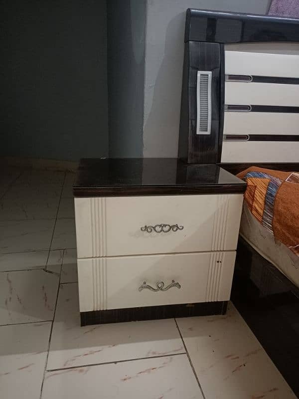 Room Set nee condition every side and corner is fine 5