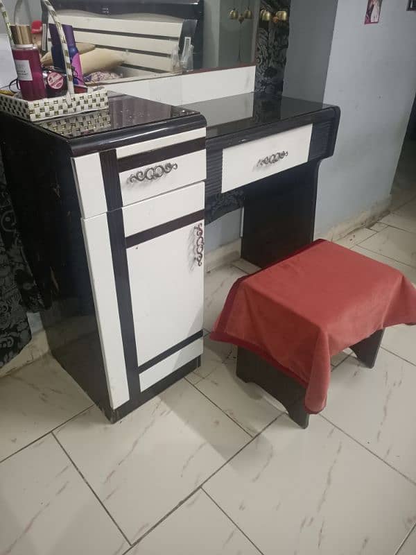 Room Set nee condition every side and corner is fine 10