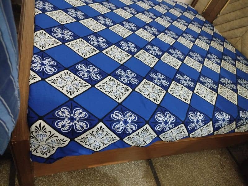 Bed without side tables 0