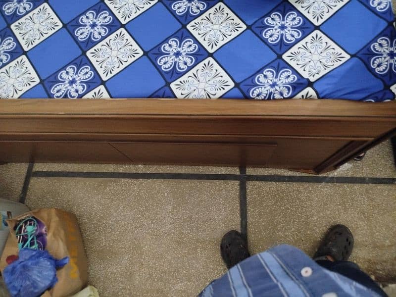 Bed without side tables 3