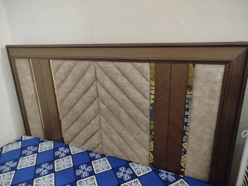Bed without side tables 5