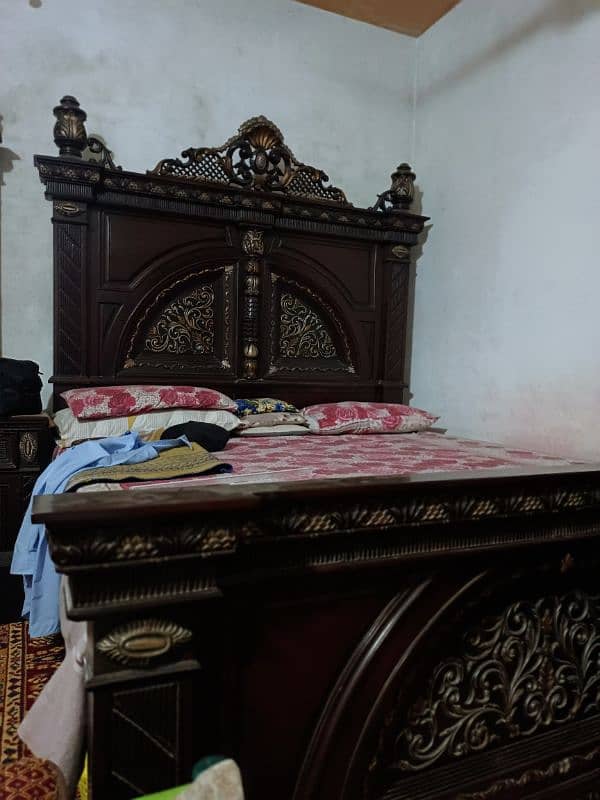double bed with 2 side tables and dressing table 0