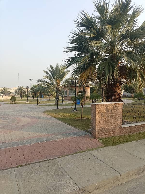 Bahria orchard plot No 894#C corner+ facing zoo Top location 2