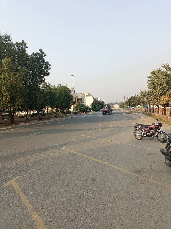 Bahria orchard plot No 894#C corner+ facing zoo Top location 4