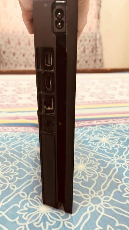 Ps4 for sale, with controller, dual controller charger, 4 games 3