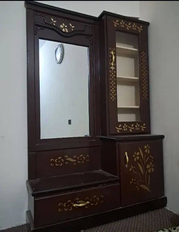 dressing table just 2 month use  made in check baord lasani 0