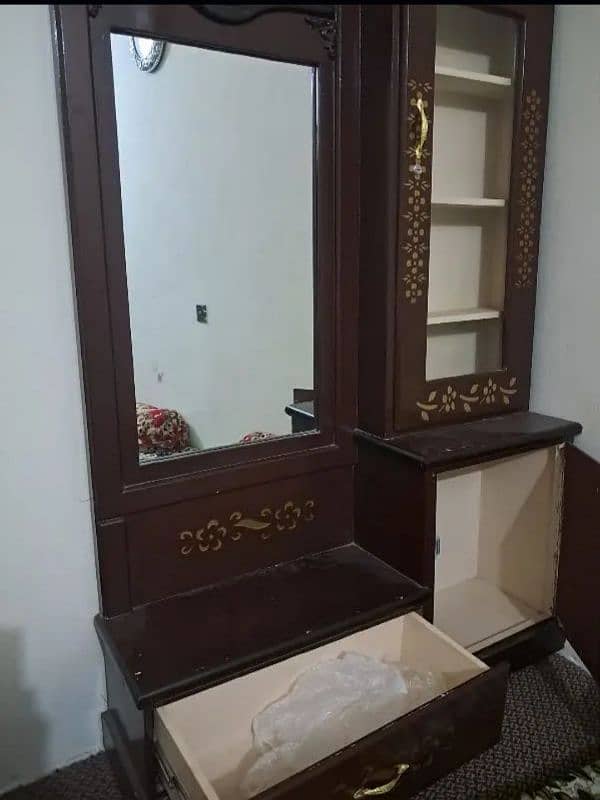 dressing table just 2 month use  made in check baord lasani 2