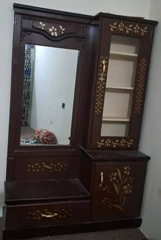 dressing table just 2 month use  made in check baord lasani 3