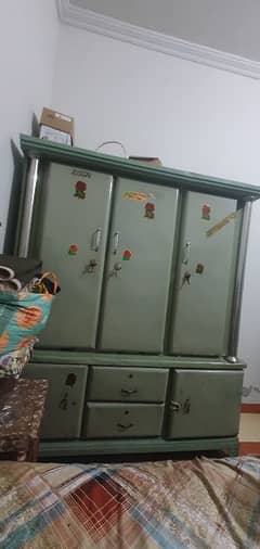 iron made 3 door almari (paidaar cheez hai)