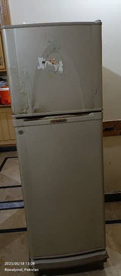 dawlance fridge medium size