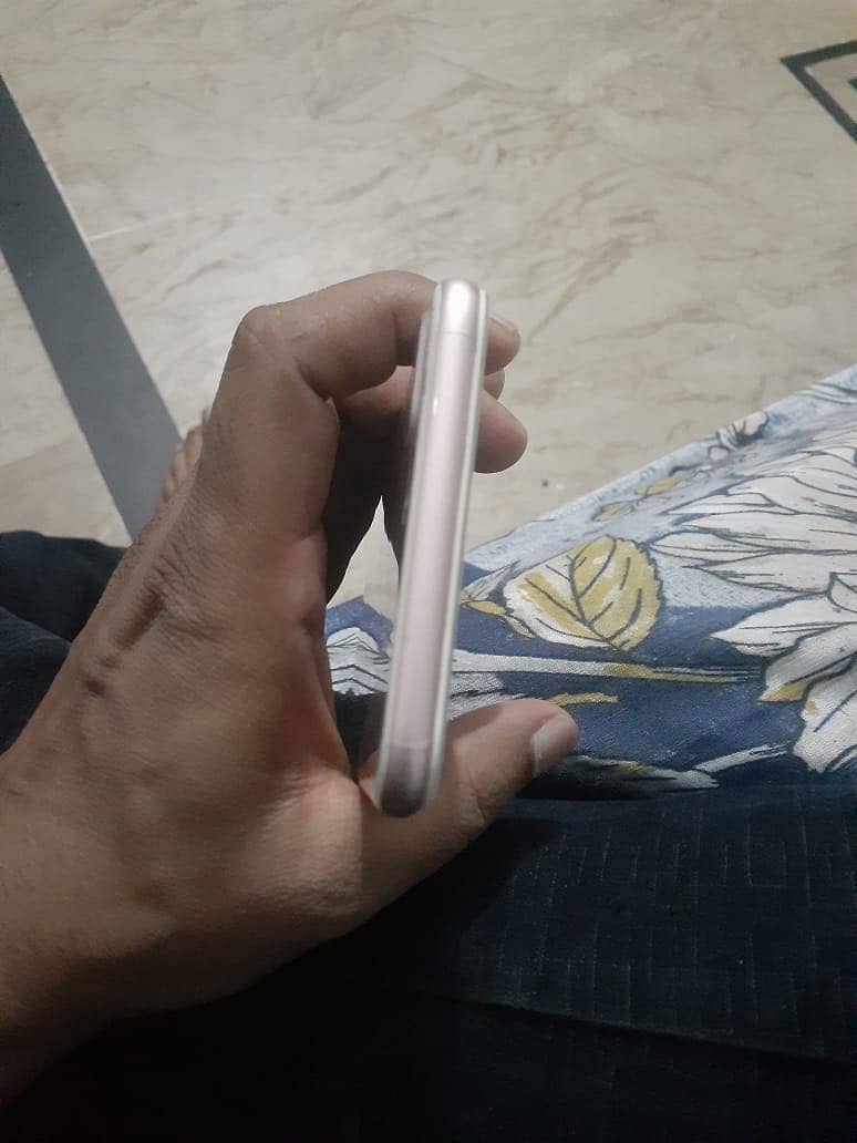 iPhone 7 Plus pta approved 128 gb touch id working ust button not work 4