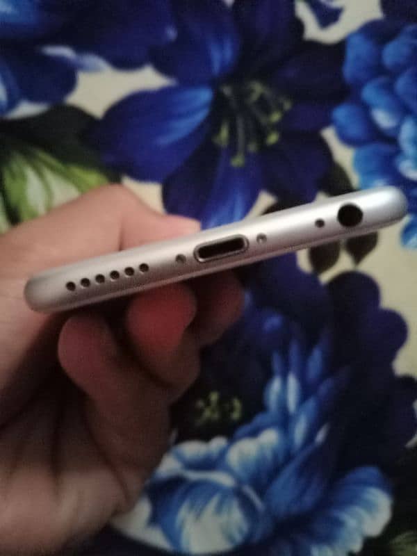 iphone 6 | scratch less jv phone |  9.5/10 condition 5
