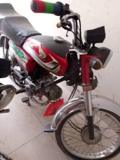 Honda cd70 bhot achi ha aak haat ki Chali hoi ha