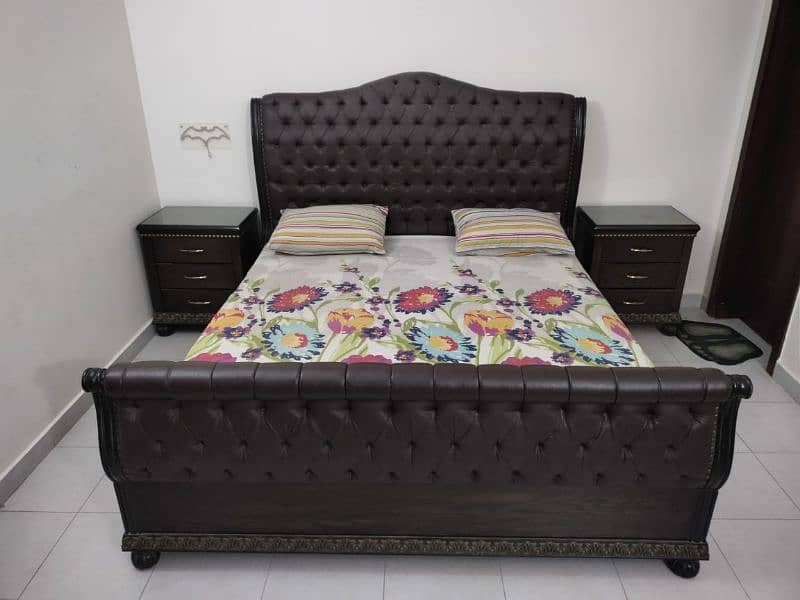 king bed with 2 side tables and q dressing table 0