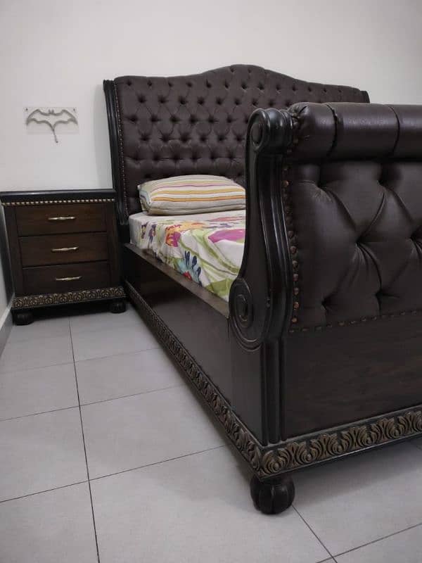 king bed with 2 side tables and q dressing table 2