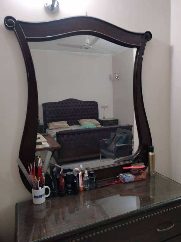 king bed with 2 side tables and q dressing table 3