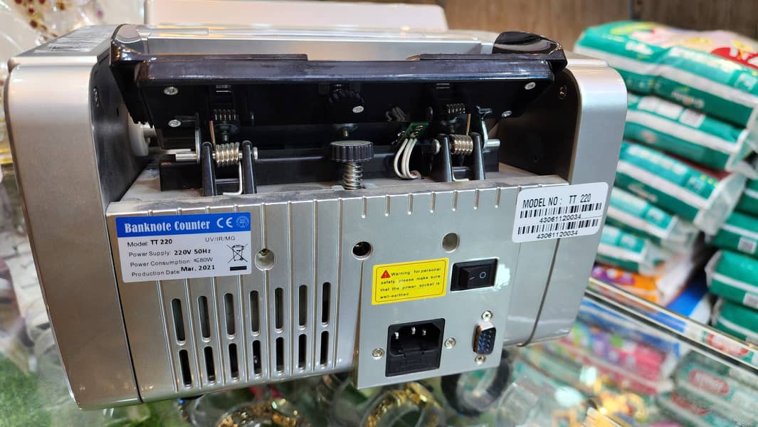 Cash counting machine with fake note detection 2